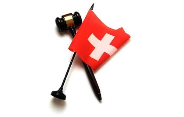 Schweizer Fahne und Richterhammer gekreuzt