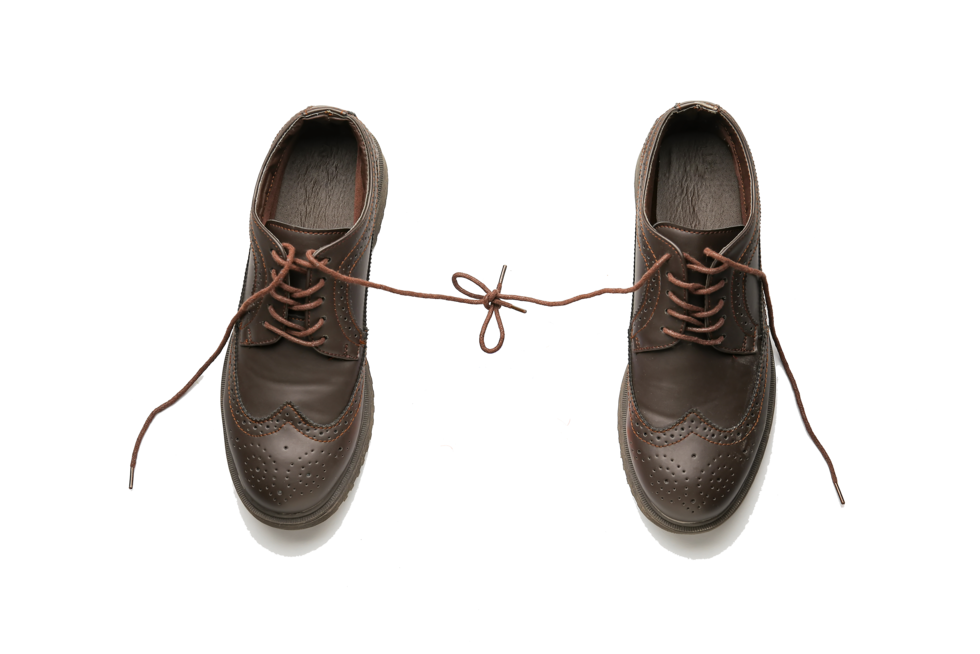 Le scarpe da lavoro marroni sono allacciate insieme nel mezzo con la cinghia di spinta