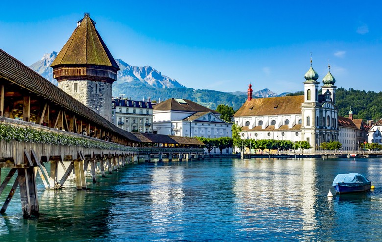 Foto der Kapellbrücke und dem Wasserturm an der Reuss in Luzern