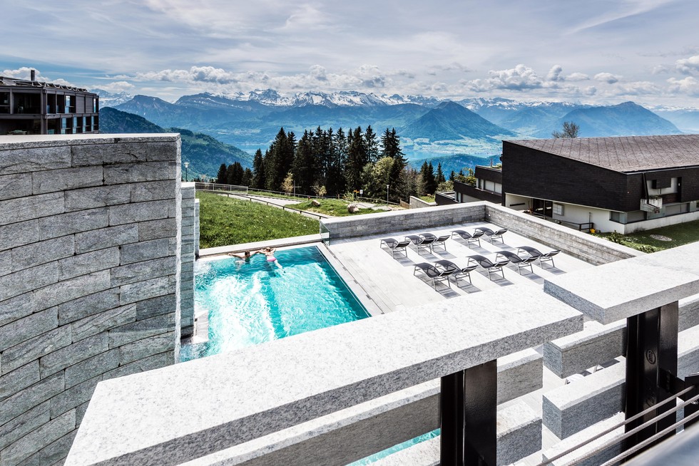 Der Spa des Hotels Rigi Kaltbad mit Ausblick auf die Alpen.
