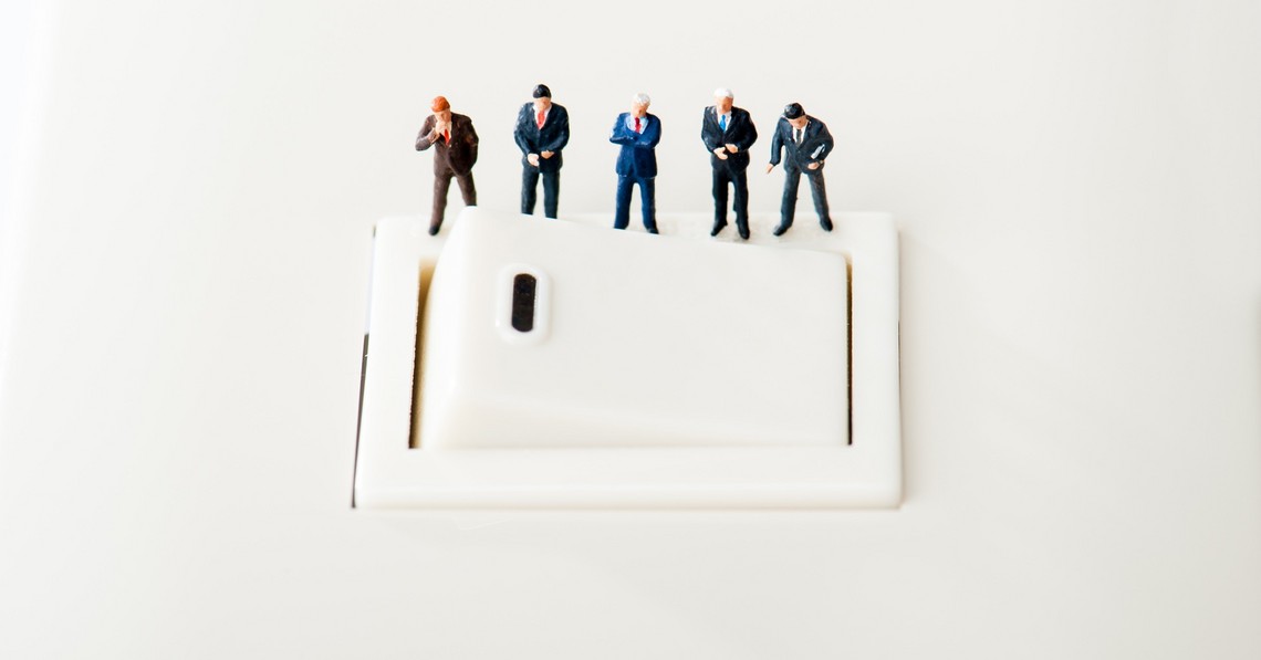 Weisser Schalter mit Miniaturfiguren
