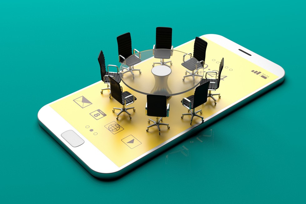 Miniatur Tisch und Stühle auf einem Smartphone als Symbol zu Online vernetzung und Bildung