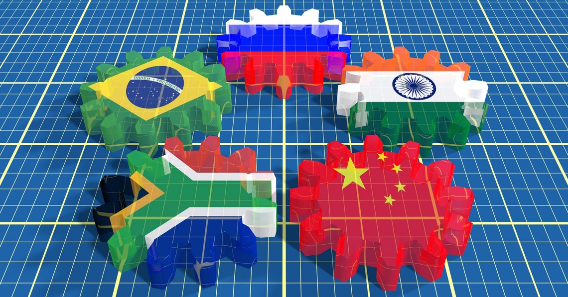 Fünf Zahnräder mit Länderflaggen von Schwellenländer