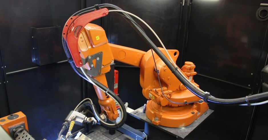 Oranger Schweissroboter bei Aartech der arbeitet