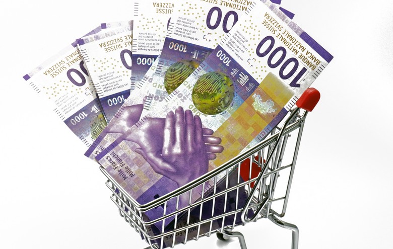 Kleiner Einkaufswagen mit mehreren 1000 CHF Banknoten