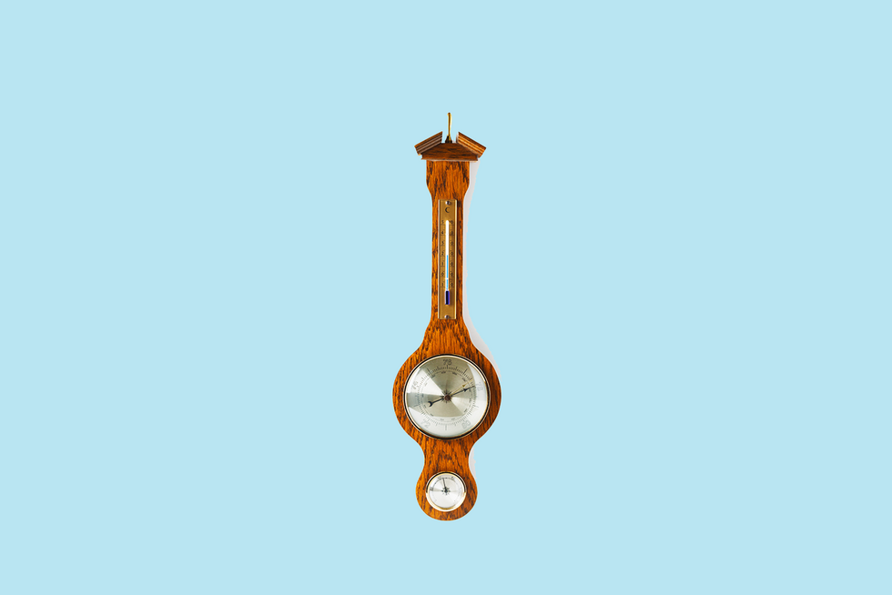 Holzerner Barometer auf hellblauem Grund