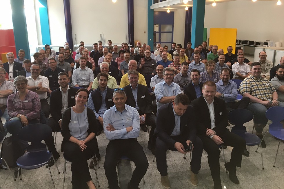 Procure Swiss Magazin Artikel Drei Regionen besichtigen das Logistikzentrum von BRACK.CH in Willisau