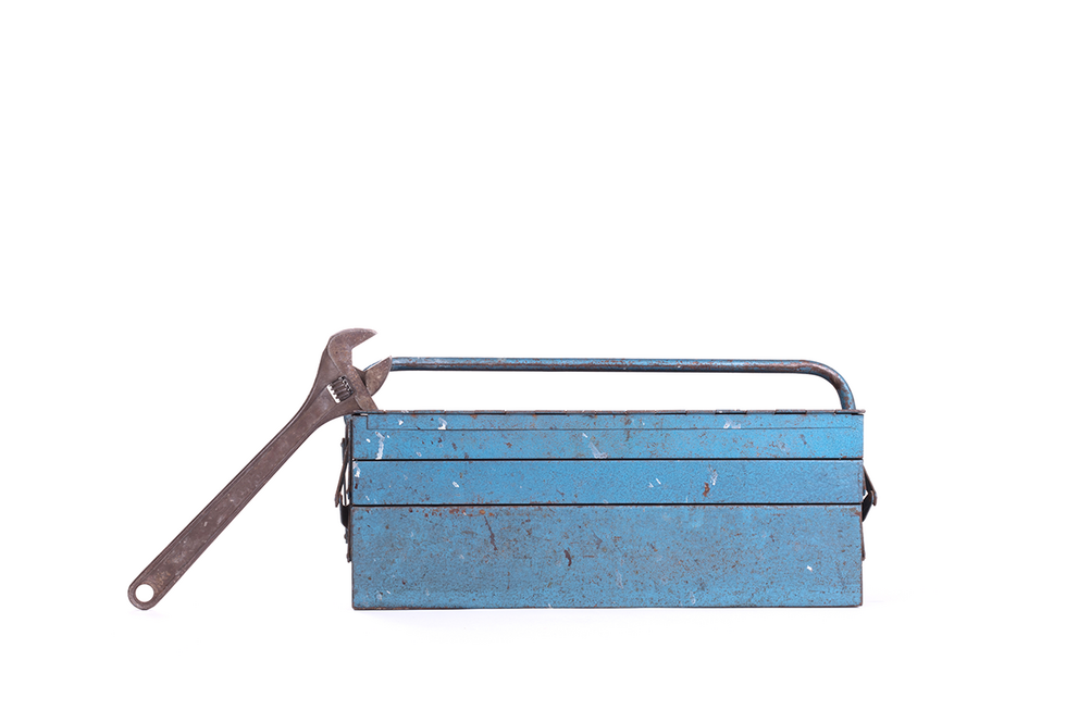 Blauer metall Werkzeugkasten und Werkzeugzange auf weissem Hintergrund