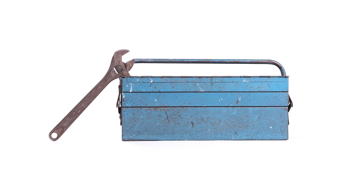 Blauer metall Werkzeugkasten und Werkzeugzange auf weissem Hintergrund