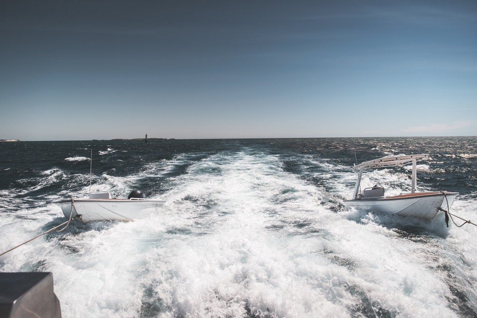 Kielwasser entsteht durch den Impuls, den der durch das Wasser bewegte Schiffsrumpf auf das Wasser überträgt.
