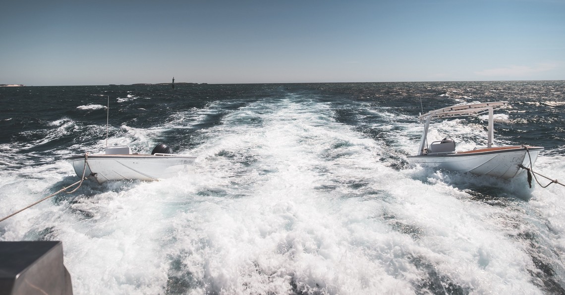 Kielwasser entsteht durch den Impuls, den der durch das Wasser bewegte Schiffsrumpf auf das Wasser überträgt.