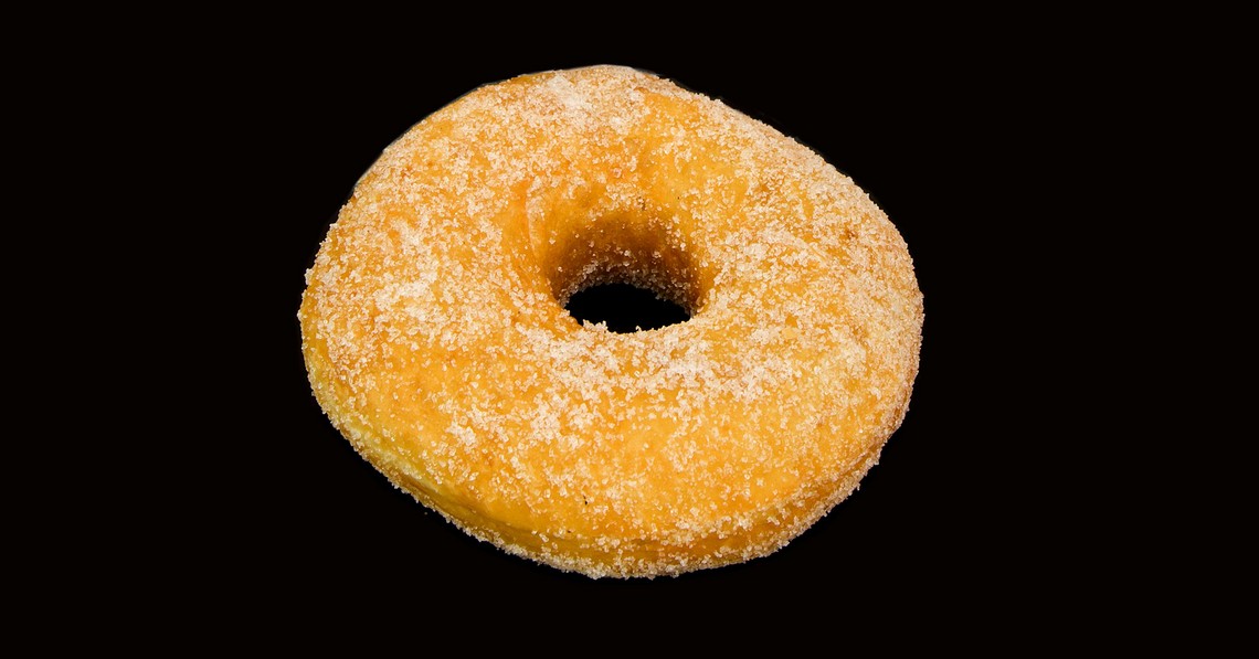 Donut vor schwarzem Hintergrund