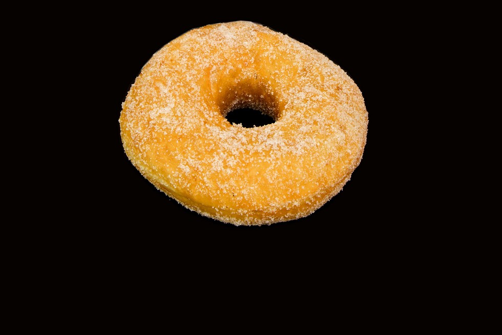 Donut vor schwarzem Hintergrund