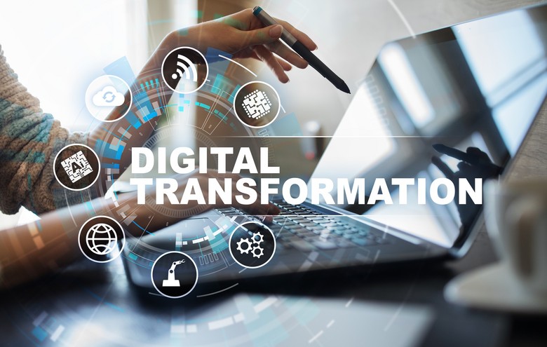 Foto mit Laptop und einem Arm, welcher einen Stift in der Hand hält. Darüber sind verschiedene Icons und den Schriftzug Digital Transformation