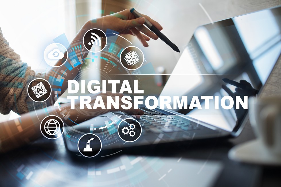 Foto mit Laptop und einem Arm, welcher einen Stift in der Hand hält. Darüber sind verschiedene Icons und den Schriftzug Digital Transformation
