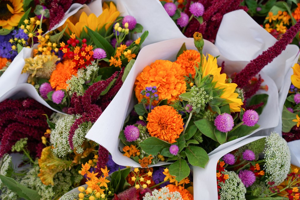 Das Schnittblumengeschäft zum Muttertag, verschiedene Blumensträusse