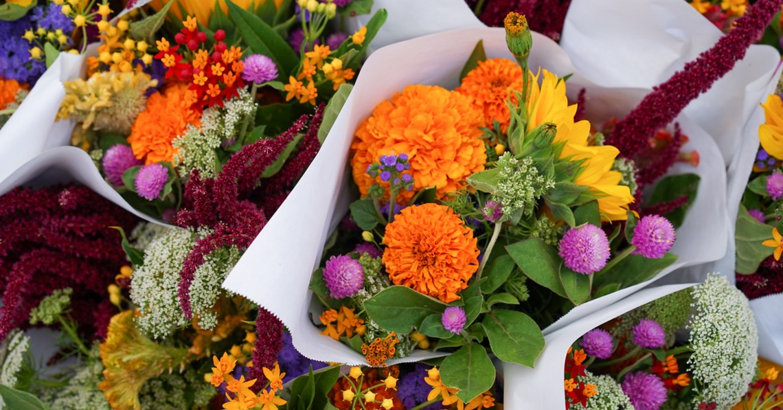 Das Schnittblumengeschäft zum Muttertag, verschiedene Blumensträusse