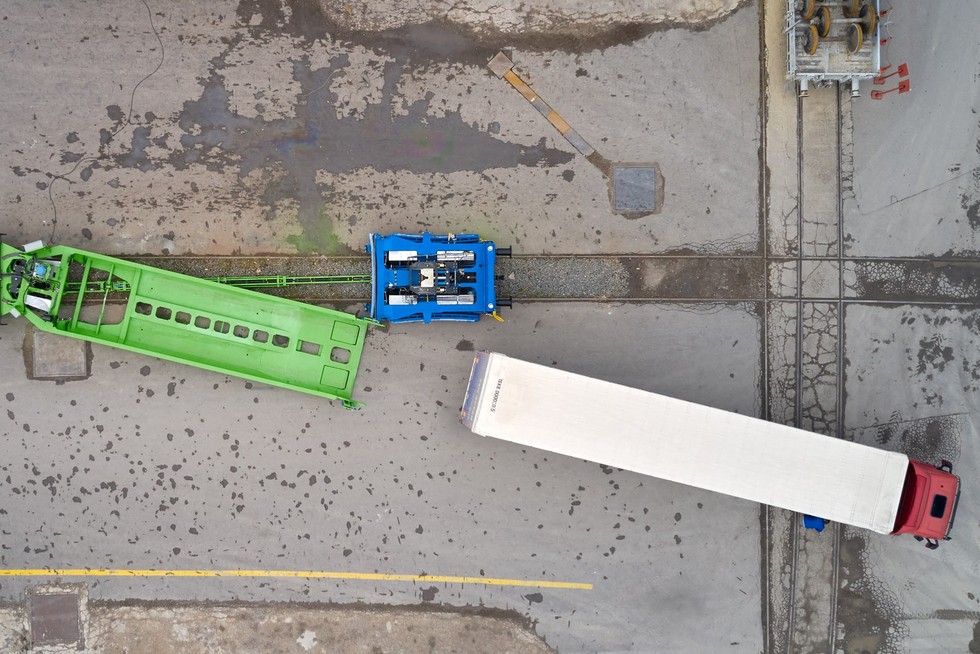 Lastwagen und horizontale Verladetechnik auf Schiene auf Vogelperspektive