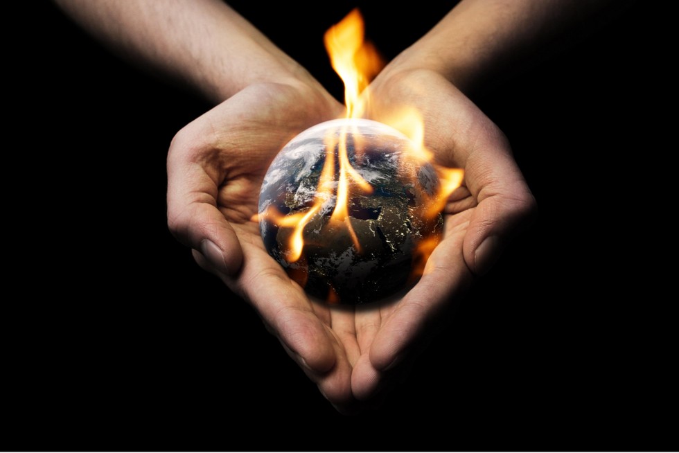 Hände halten brennende Erde