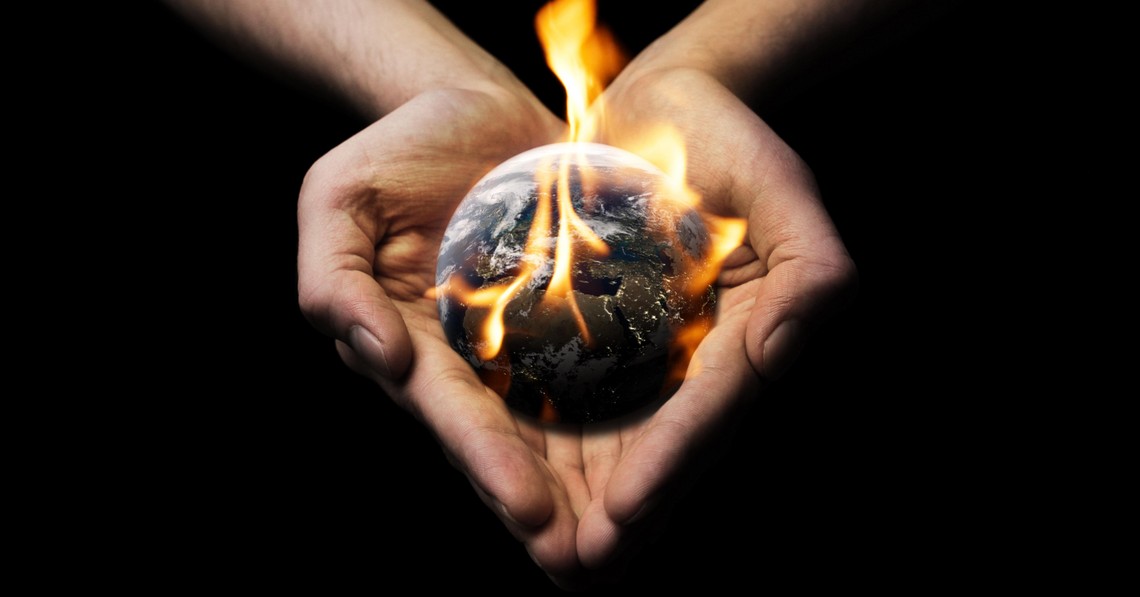 Hände halten brennende Erde