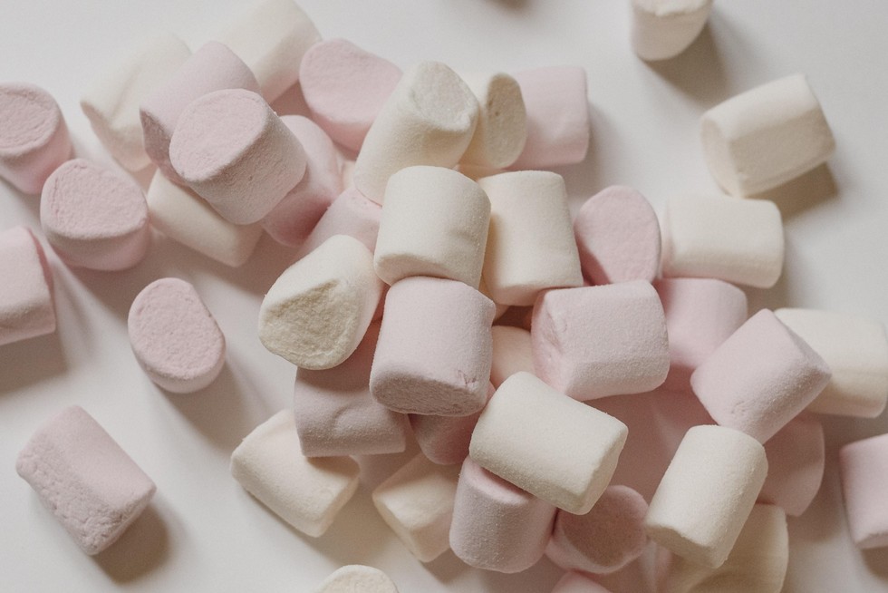weisse und rosarote marshmallows
