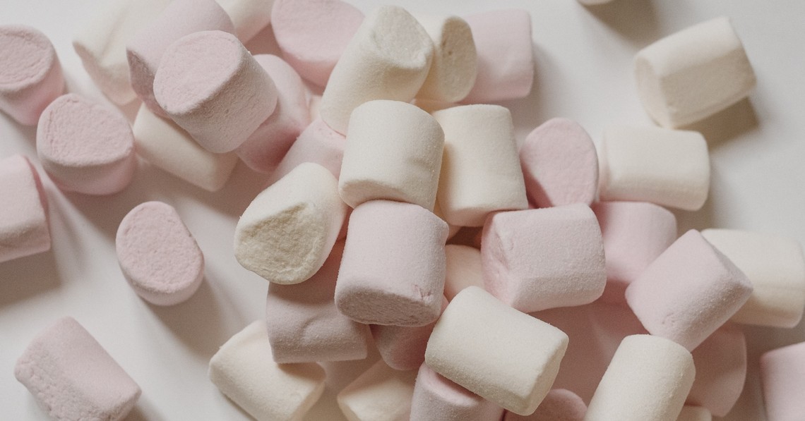 weisse und rosarote marshmallows